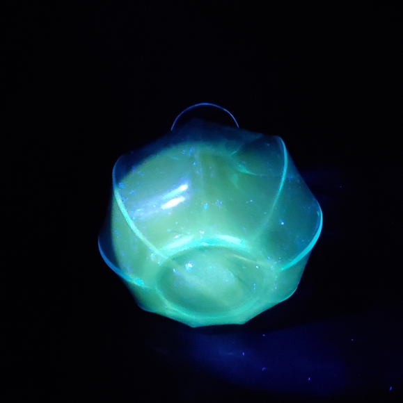 Vintage Tiara 9 Sided Blue Indiana Art Glass Vase 7 7/8" H UV Reactive GLOWS - Picture 10 of 11